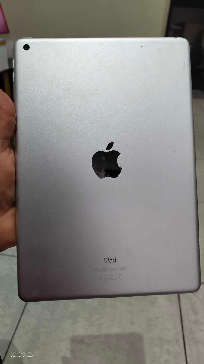 Ipad 10.2" (8th gen) 32gb WiFi only silver {crack touch}(Pre Owned)