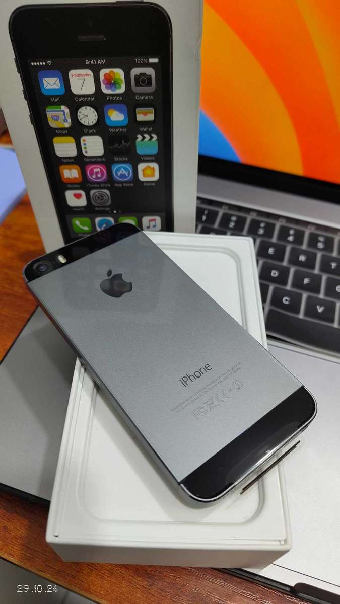 Apple iPhone 5s 16GB Space Grey Color