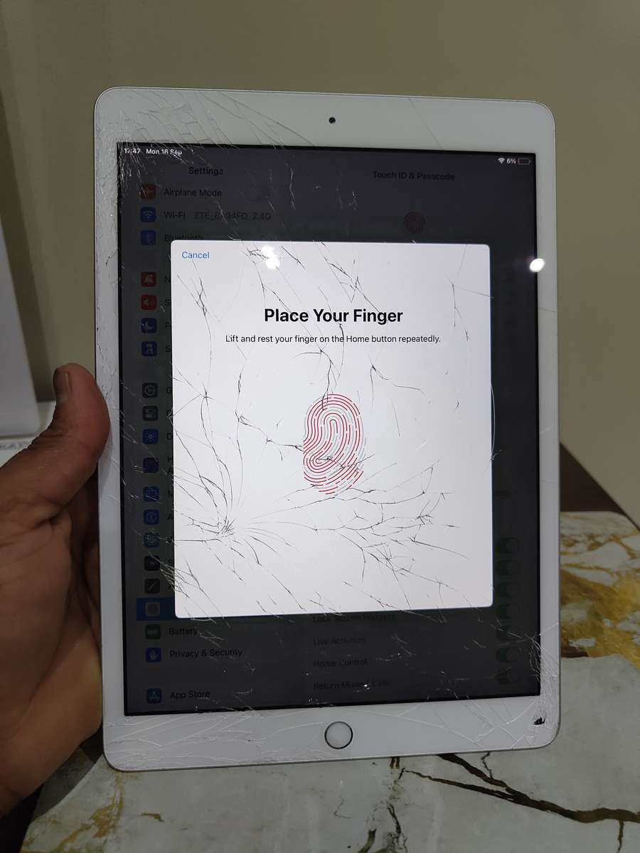 Ipad 10.2" (8th gen) 32gb WiFi only silver {crack touch}(Pre Owned)