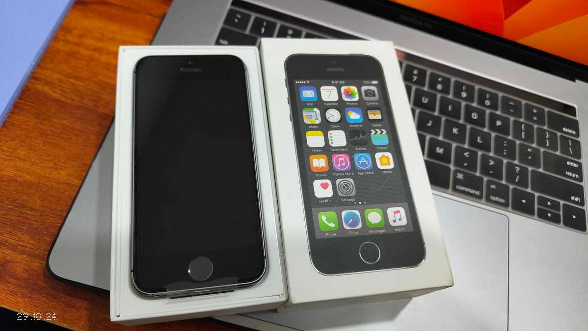 Apple iPhone 5s 16GB Space Grey Color