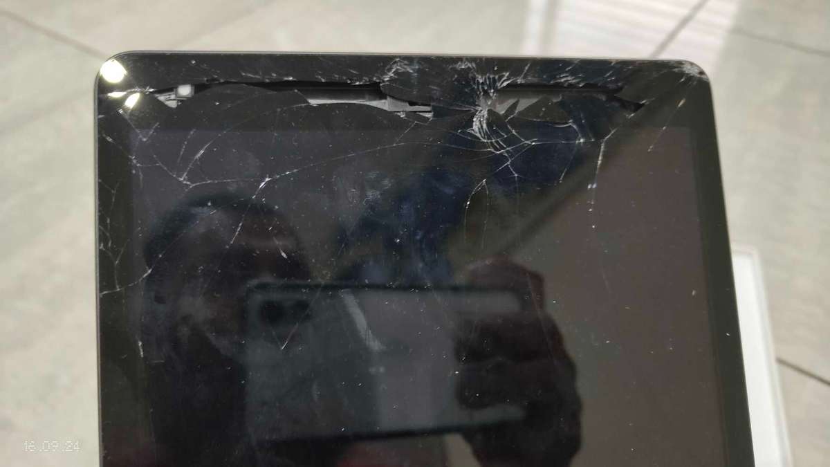 iPad 10.5" (9th Gen) 64GB space grey {Crack touch}(Pre owned)