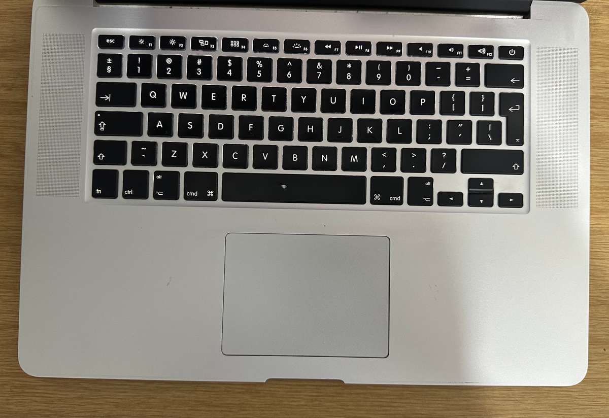 macbook pro 15" 2015  core i7 year model (Pre owned)