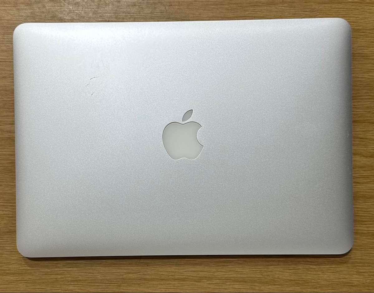 Macbook Pro 13" core i5 (2014 year model) (Pre owned)