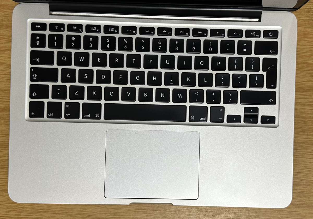 Macbook Pro 13" core i5 (2014 year model) (Pre owned)