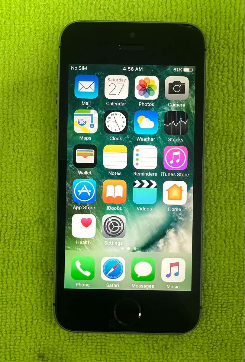 iphone 5S 32GB Cracked on top (pre owned)