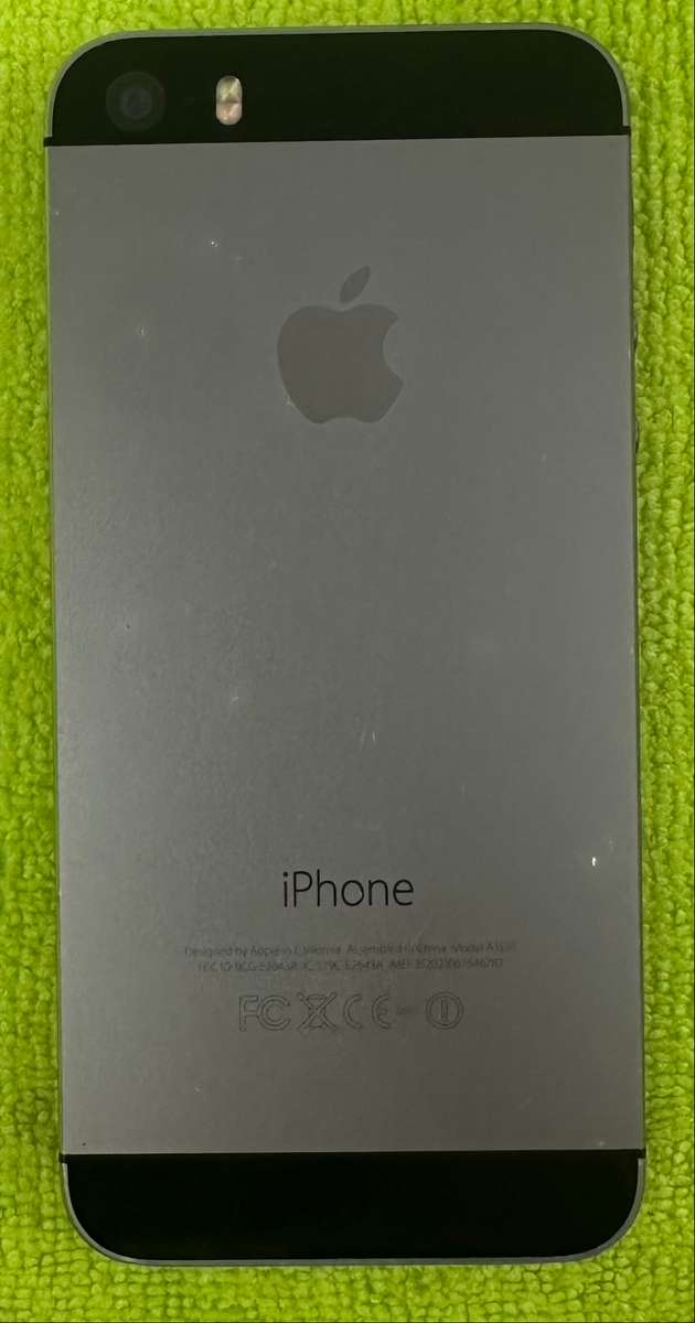 iphone 5S 32GB Cracked on top (pre owned)
