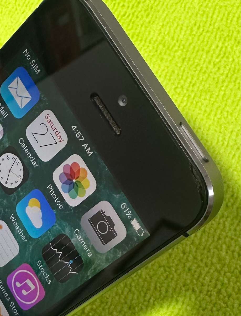 iphone 5S 32GB Cracked on top (pre owned)