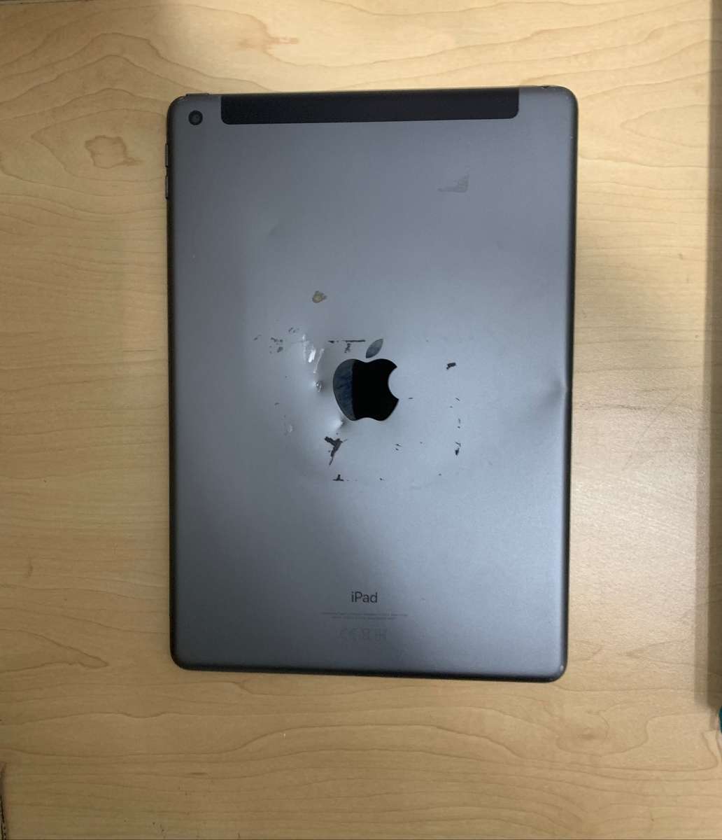iPad  10.2" 7th Gen 32GB wifi + Cellular (back of ipad has dent)(Pre Owned )
