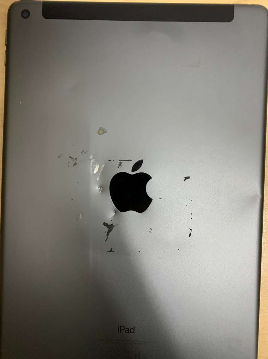 iPad  10.2" 7th Gen 32GB wifi + Cellular (back of ipad has dent)(Pre Owned )