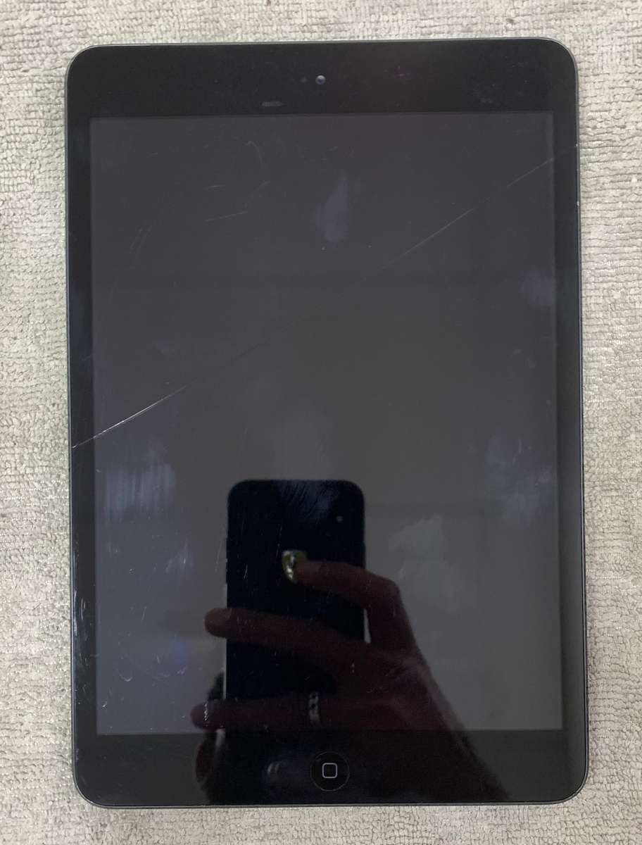 ipad mini 16gb wifi + cellular top Glass Cracked  (pre owned)