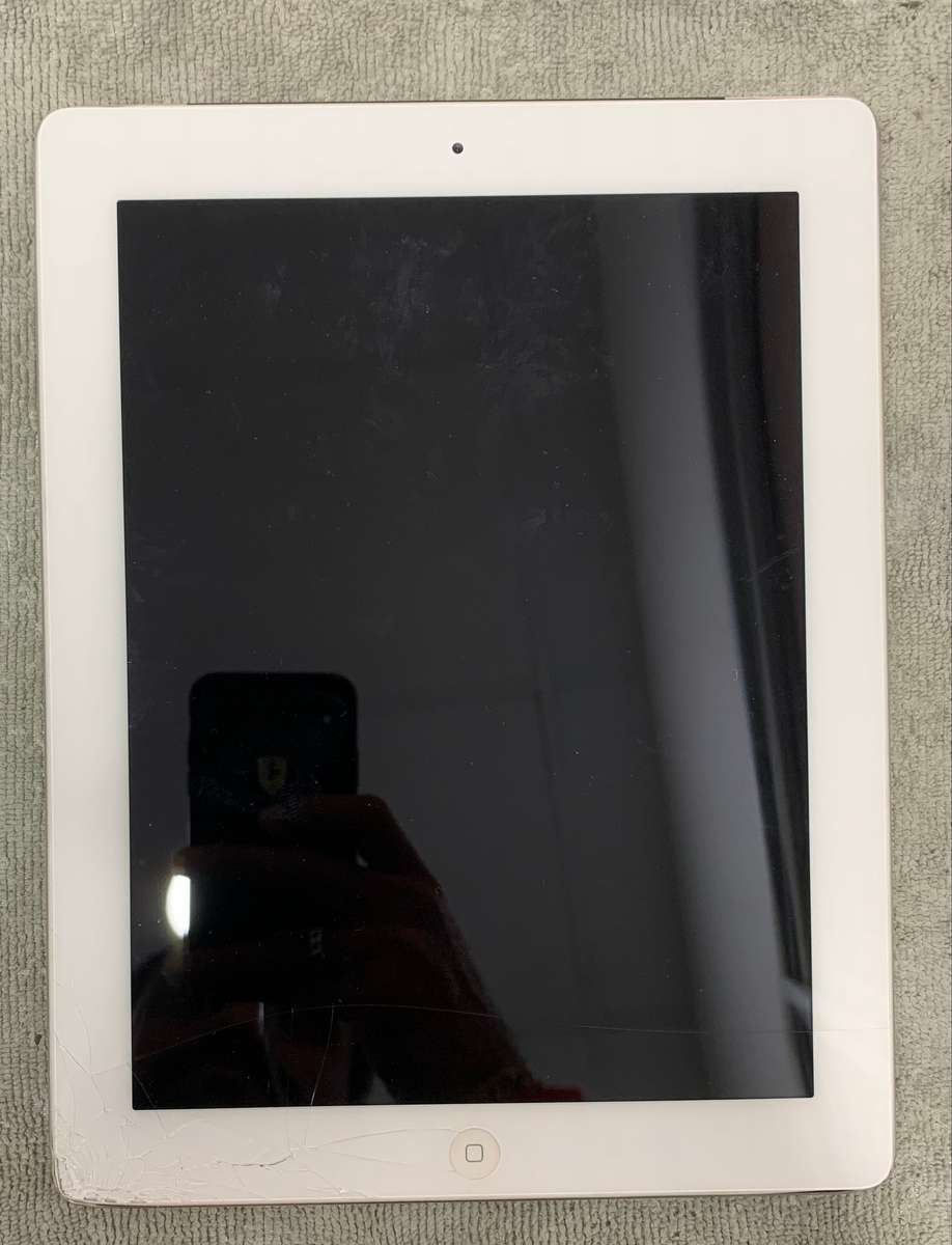 iPad 4 32GB WiFi + cellular (PRE OWNED)