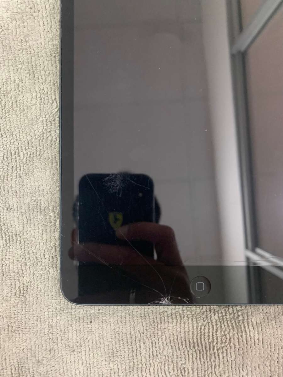 ipad mini 64GB wifi Cellular Touch Creaked (Pre Owned)