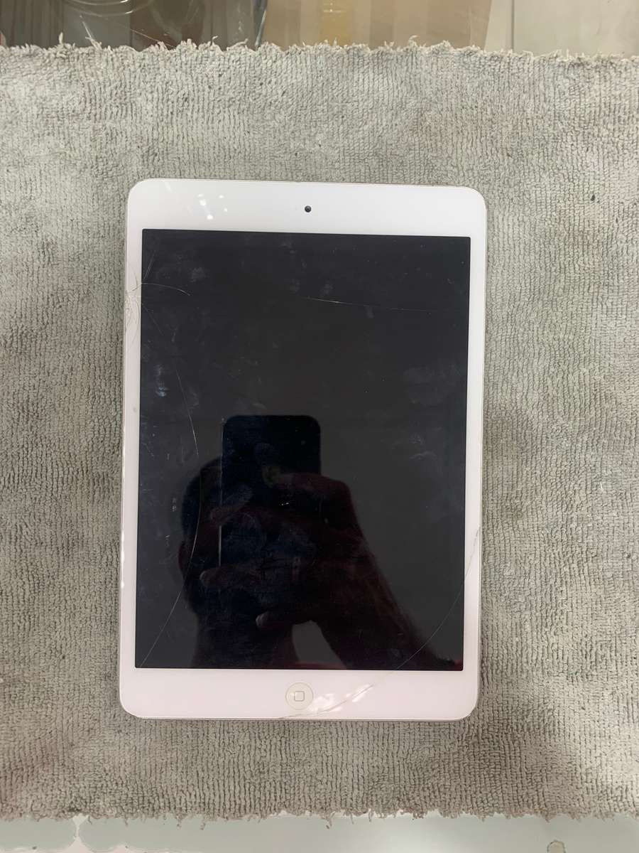 iPad MINI 16GB WIFI ONLY Cracked  TOUCH
