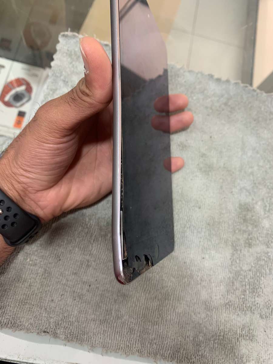 Ipad MIni 4 128GB Wifi Only Broken Touch (Pre Owned)