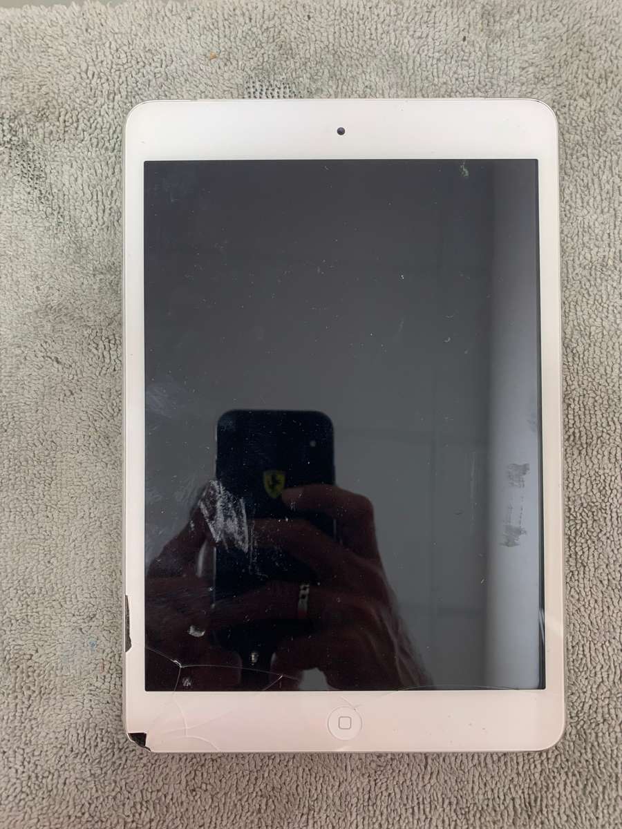 ipad mini 2 16GB wifi Cellular (Broken Touch) (Pre owned)