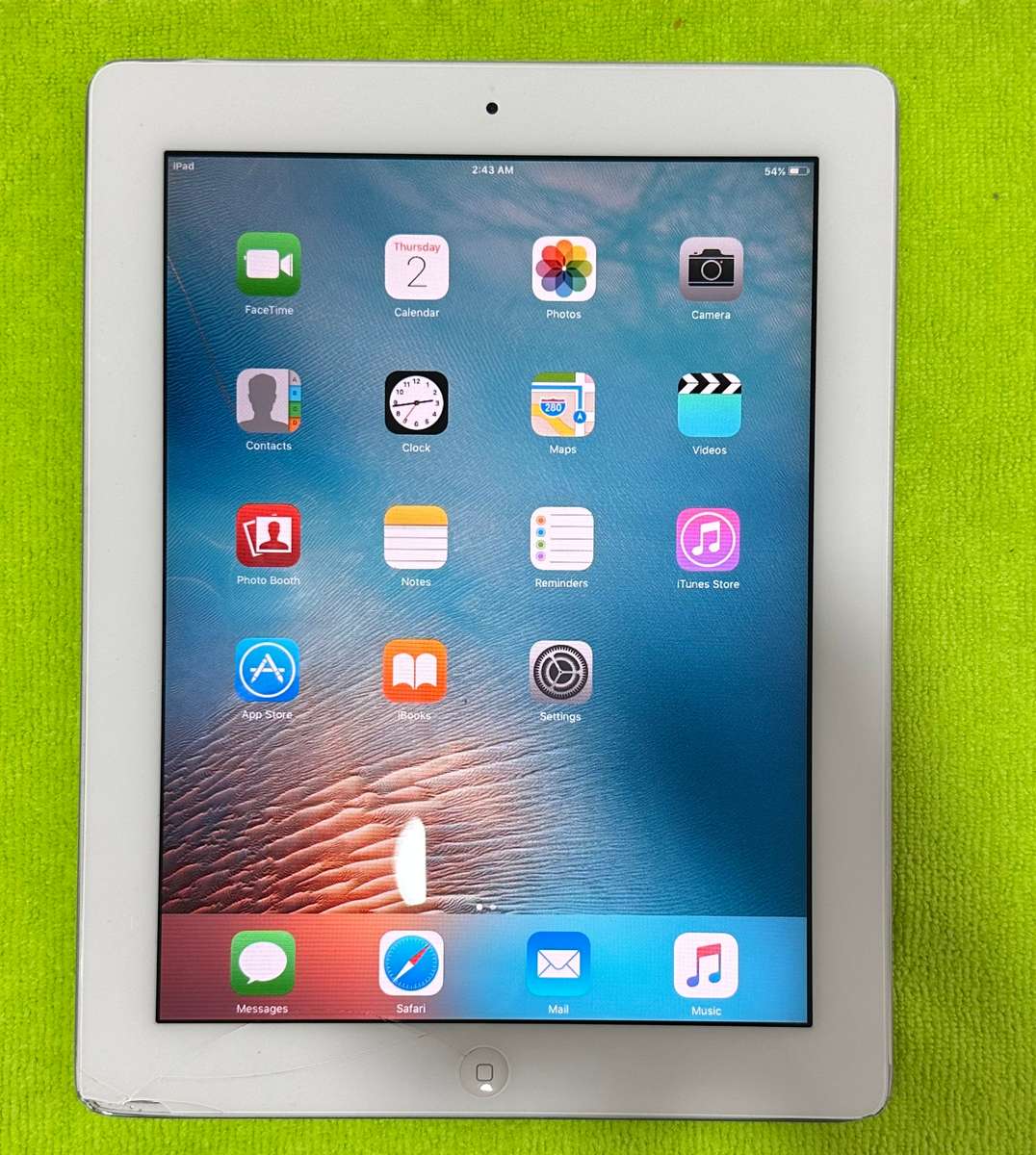 Apple iPad 2 16GB WiFi Only (Cracked)