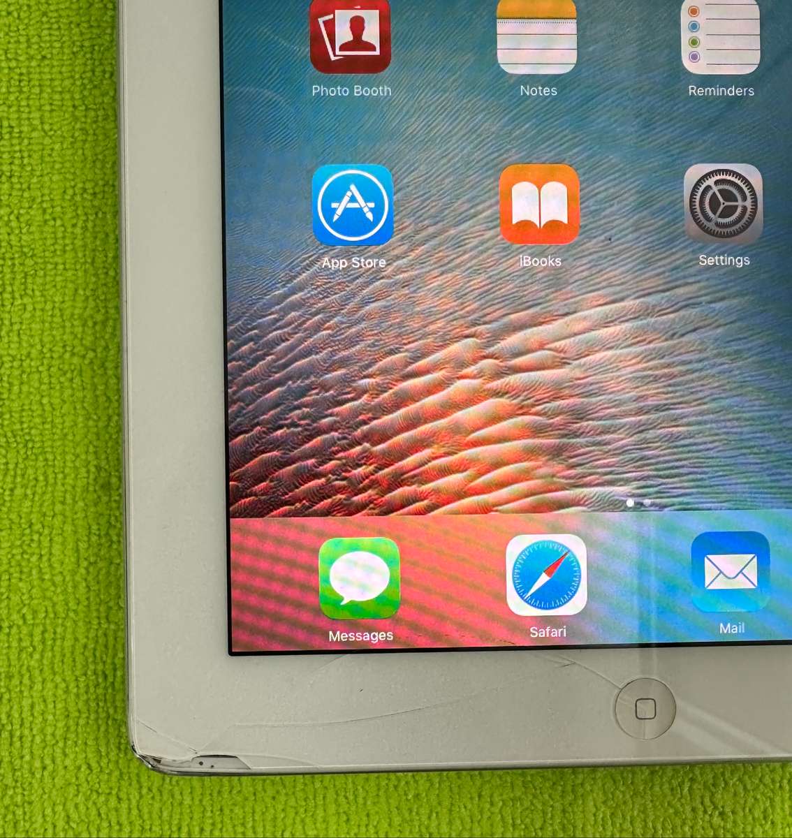 Apple iPad 2 16GB WiFi Only (Cracked)