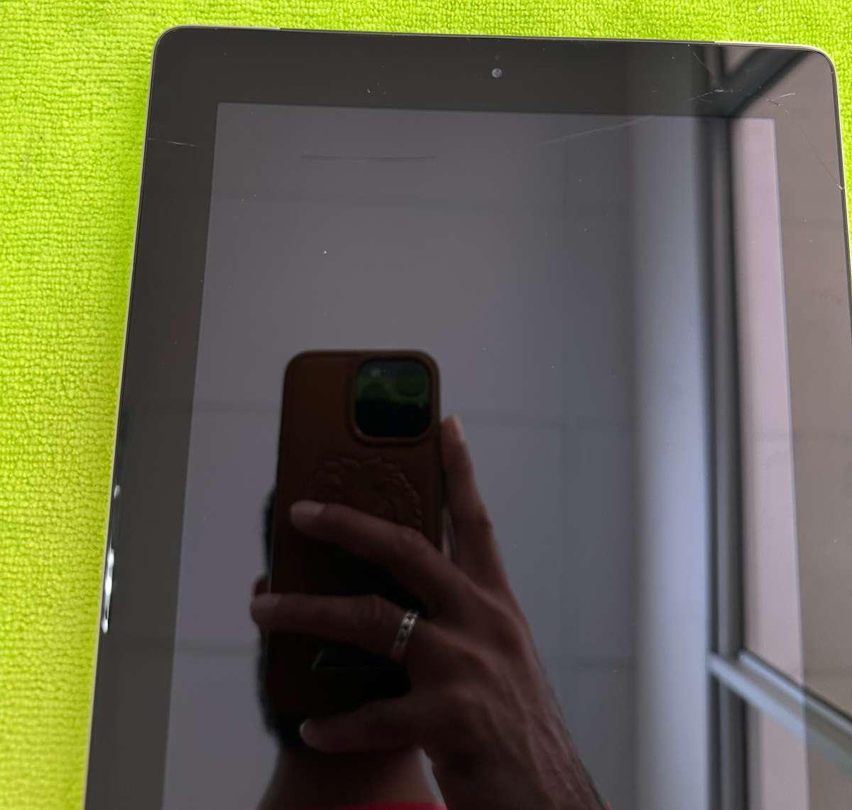 iPad 2 64GB Wifi + Cellular (Cracked) (Pre Owned)