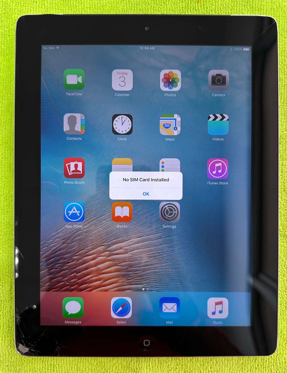 Ipad 3 64GB Wifi + Cellular (Cracked) (pre owned)