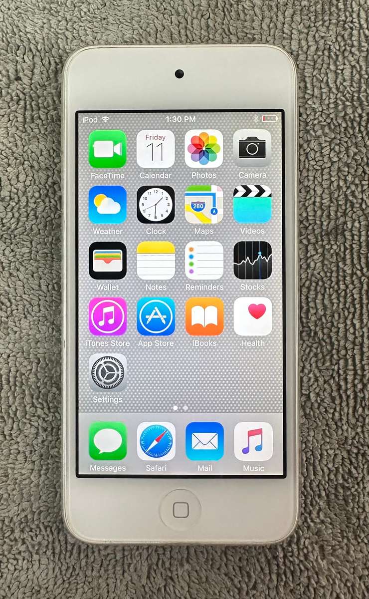 iPod Touch 5th Generation clean ( pre-owned)