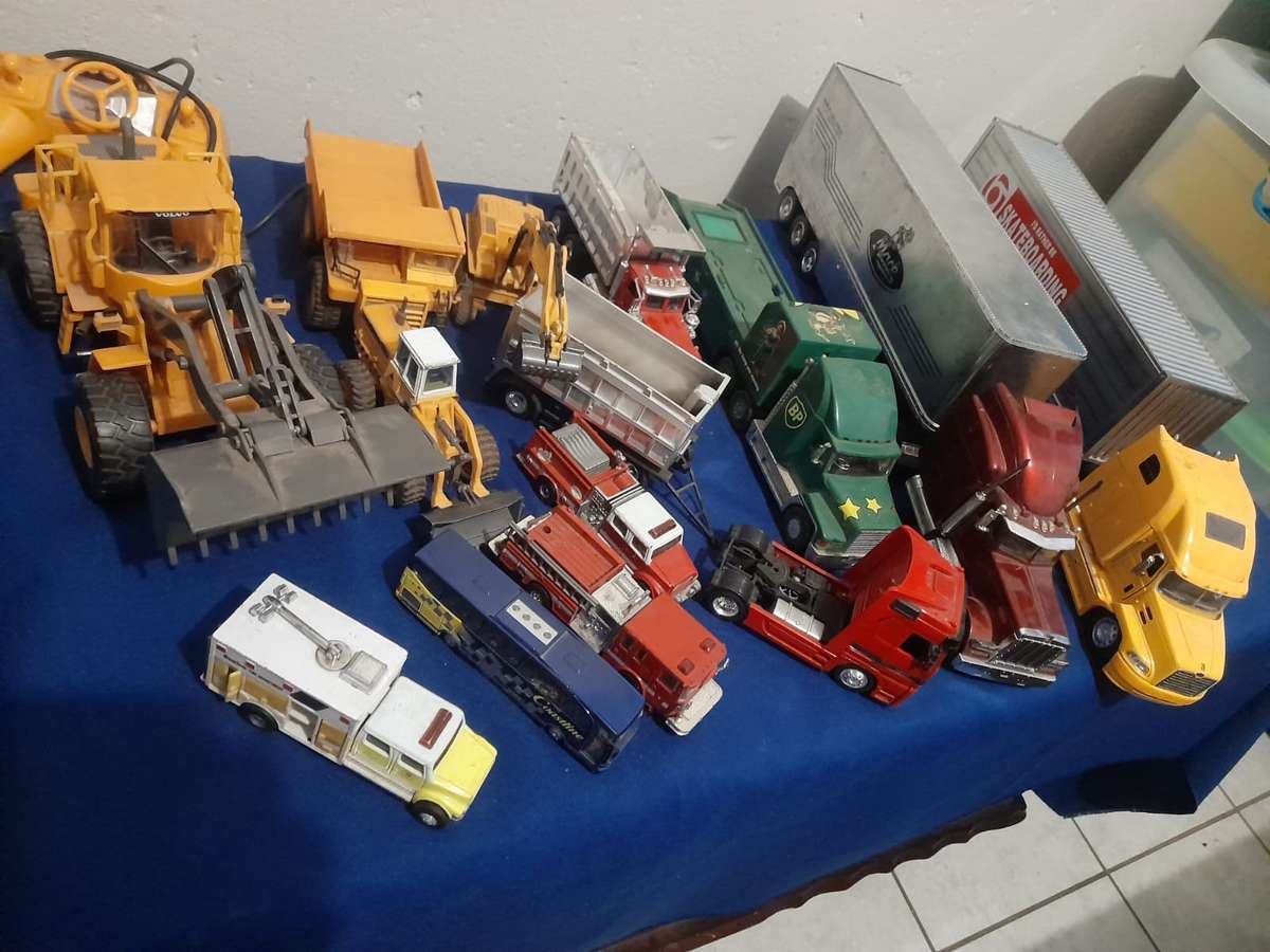 Job Lot Cars Trucks some metal but most plastic