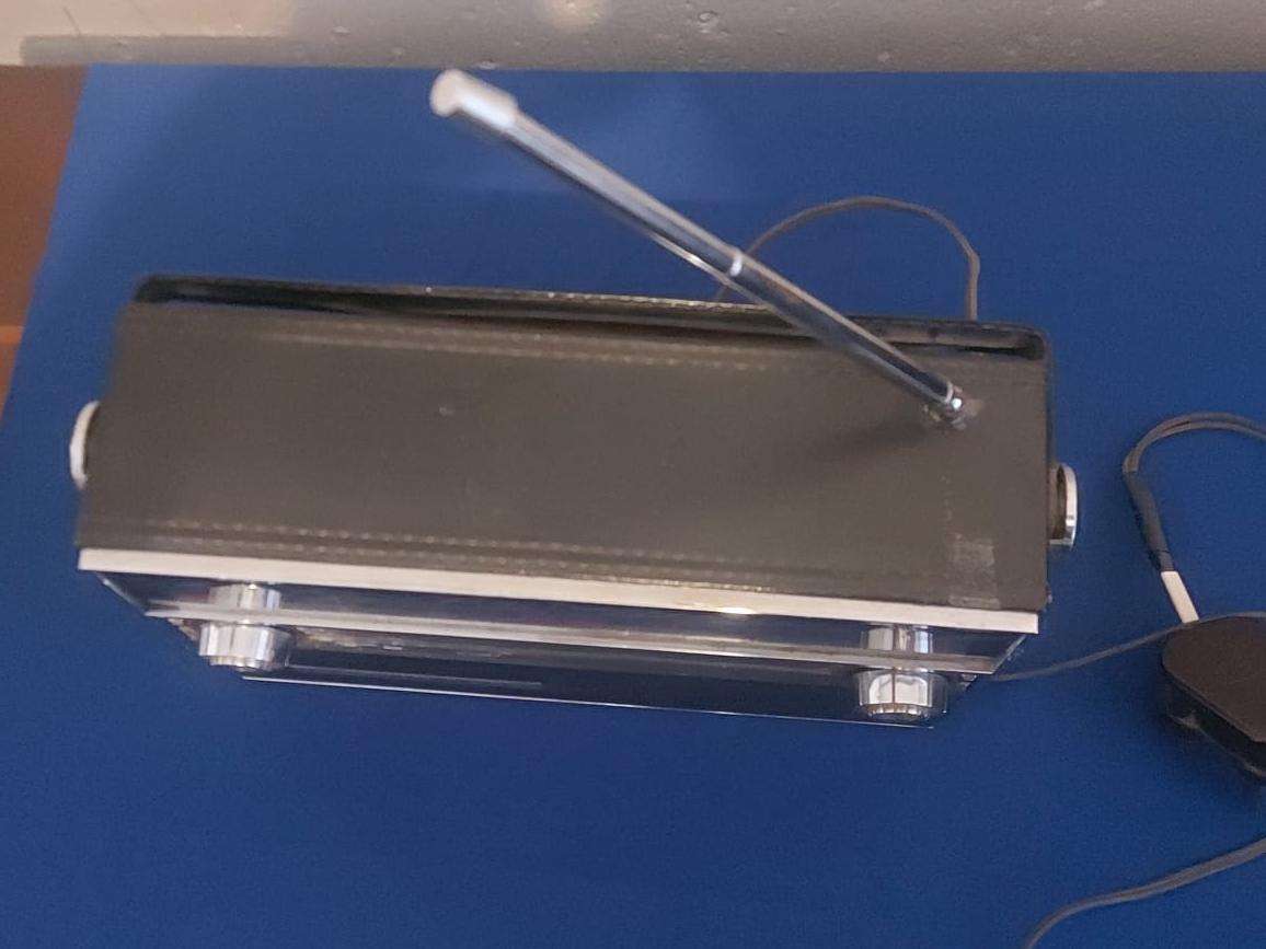 Vintage Crown 16 transistor Solid State, Vintage  Radio  In working condition.