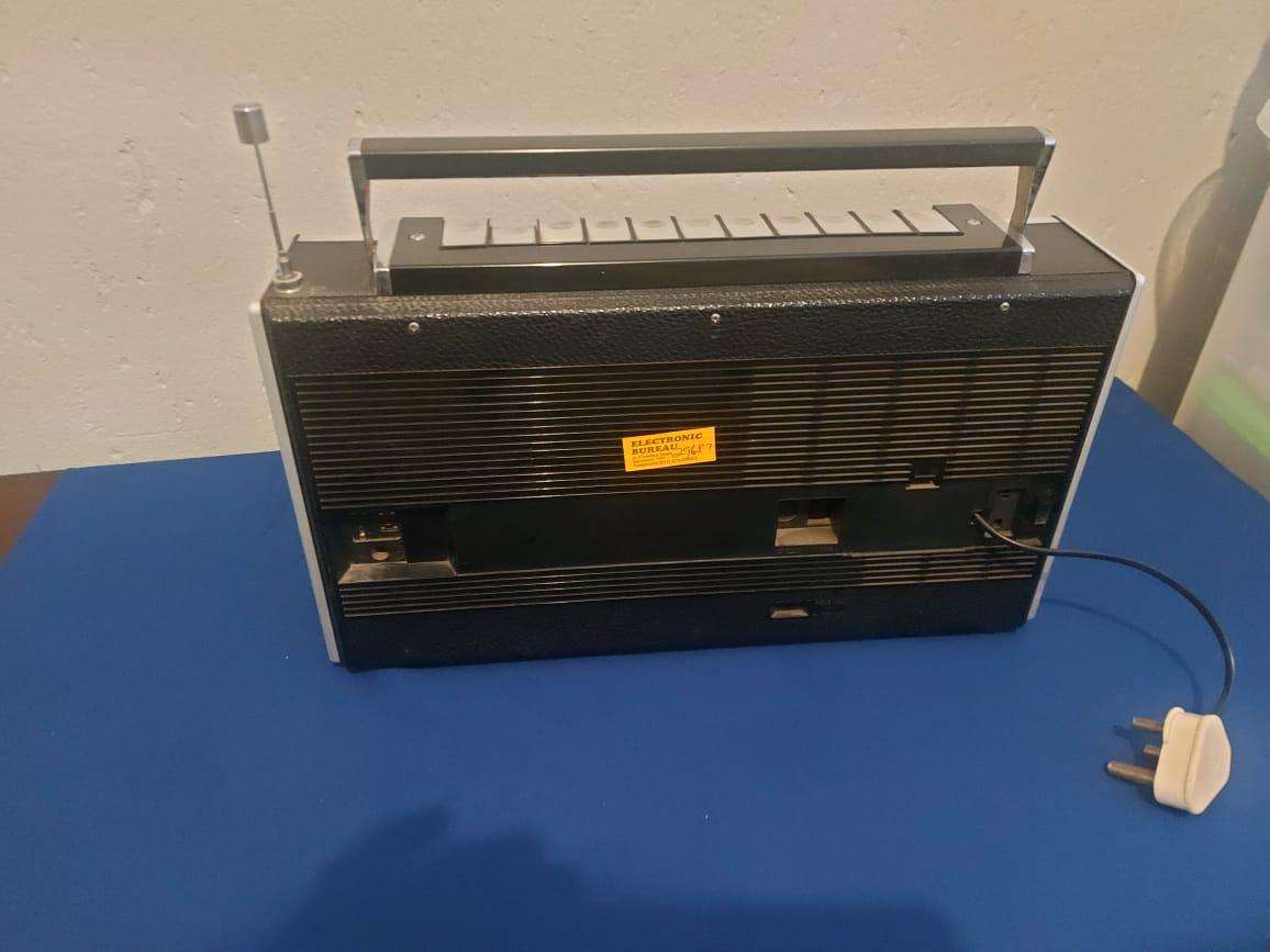 Vintage Grundig Satellit 2000 Radio for Sale.  In working condition.