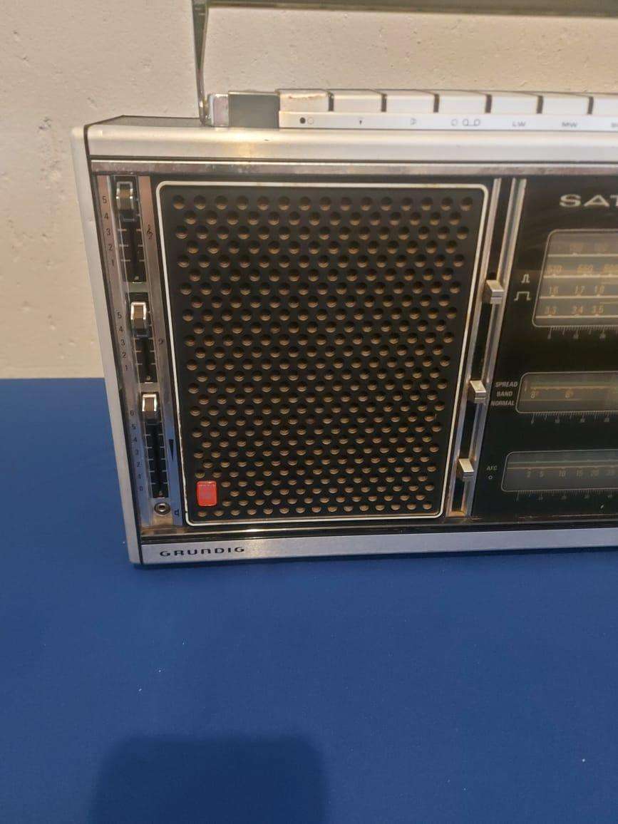 Vintage Grundig Satellit 2000 Radio for Sale.  In working condition.