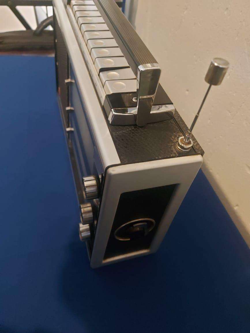 Vintage Grundig Satellit 2000 Radio for Sale.  In working condition.