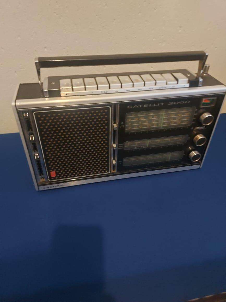 Vintage Grundig Satellit 2000 Radio for Sale.  In working condition.