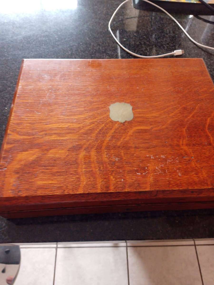 Victoria Regina suggests that this 24  knife was made before 1901 Headford & Co