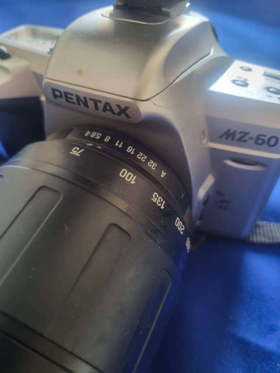 Working Pentax MZ-60 35mm SLR FILM CAMERA WITH EXTRA LENS FLASH