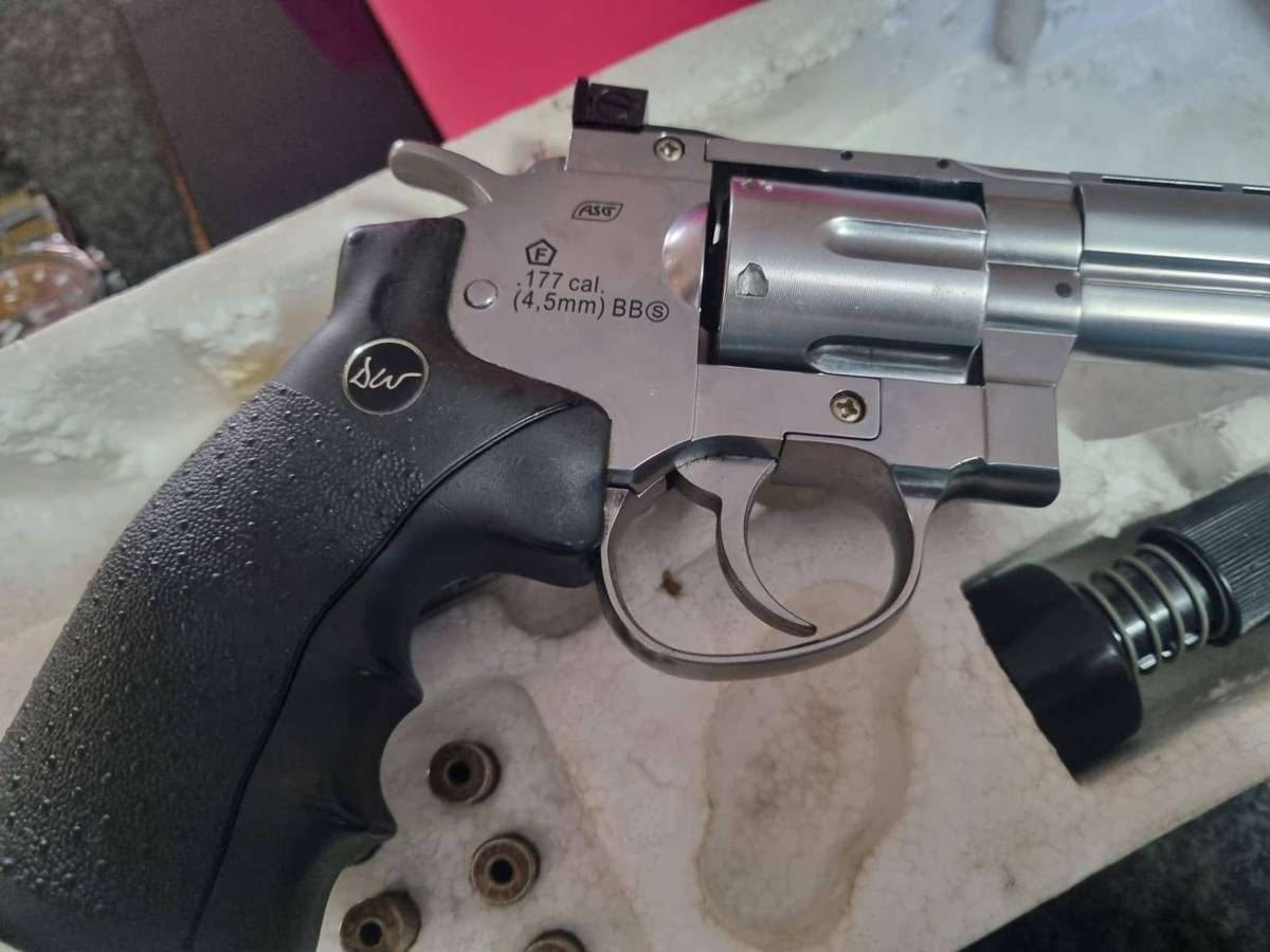 Working  Dan Wesson 6-inch revolver, a CO2-powered airgun