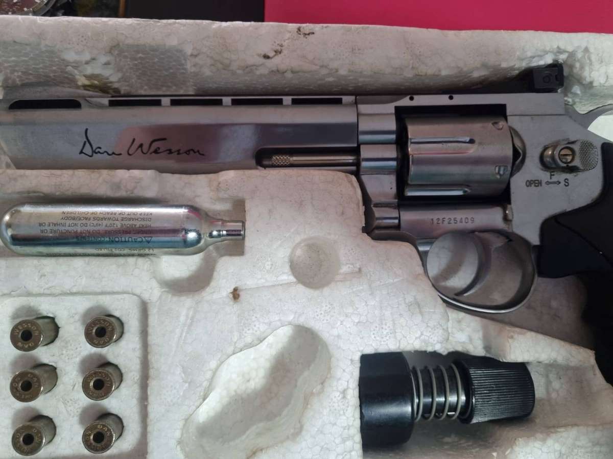 Working  Dan Wesson 6-inch revolver, a CO2-powered airgun