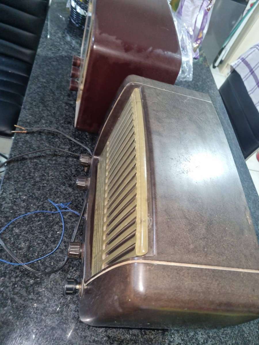 This is a vintage 1950s Murphy bakelite valve radio,and  Philips bakelite valve radio,