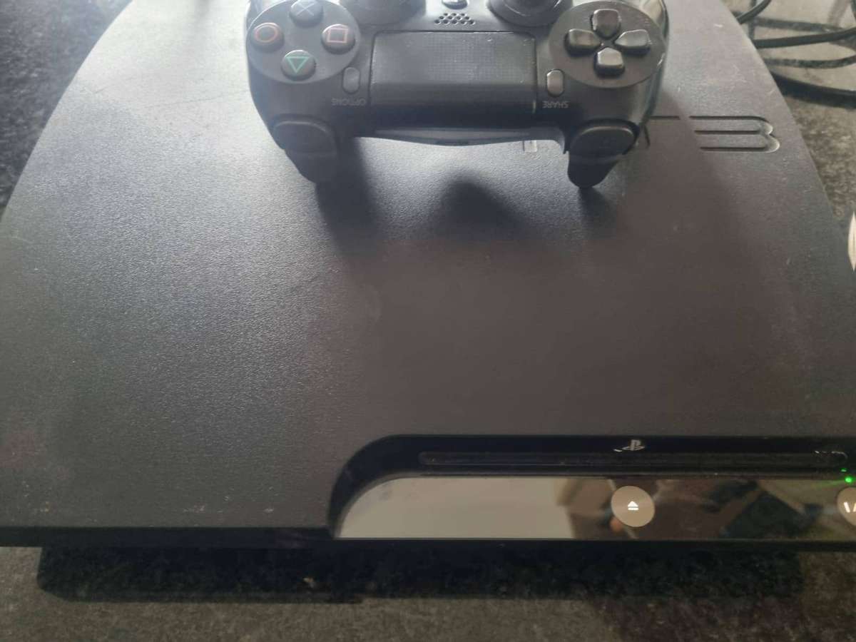 Sony playstation 3 turning on NOT TESTED SOLD AS IS FOR SPARES