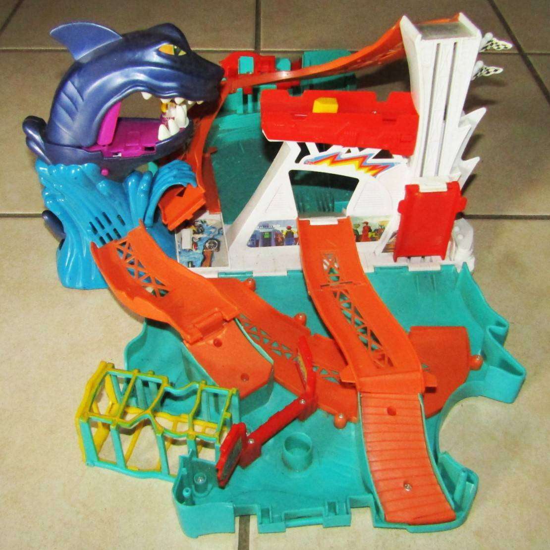 2008 Hot Wheels SharkBite Bay Portable Fold-out Play Set