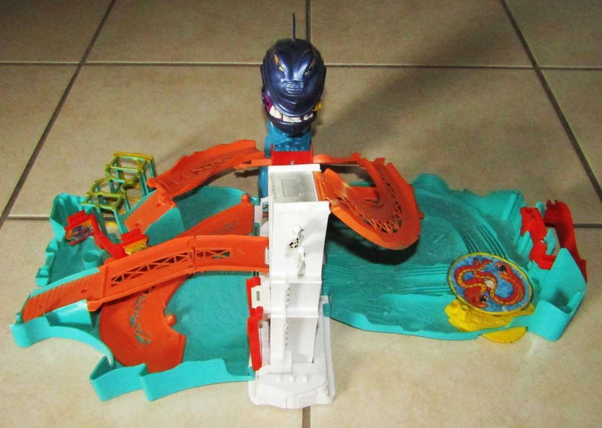 2008 Hot Wheels SharkBite Bay Portable Fold-out Play Set