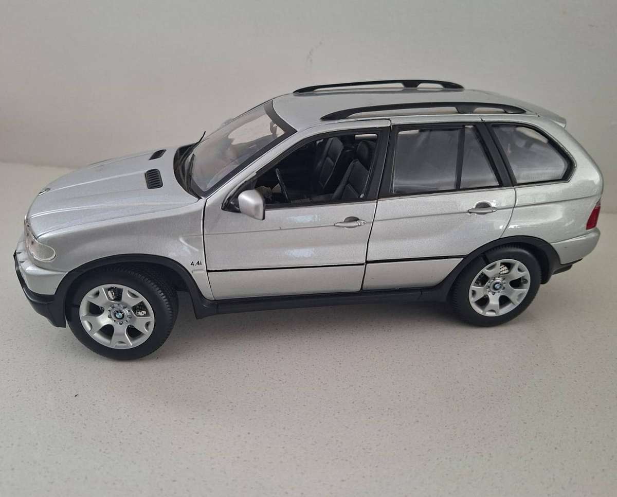 Old Welly 1/18 Scale BMW X5 Car