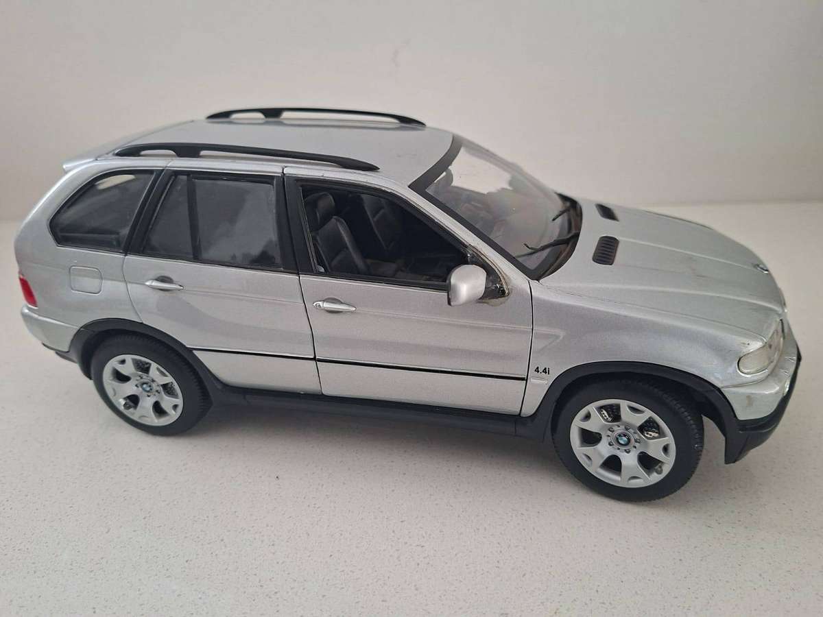 Old Welly 1/18 Scale BMW X5 Car