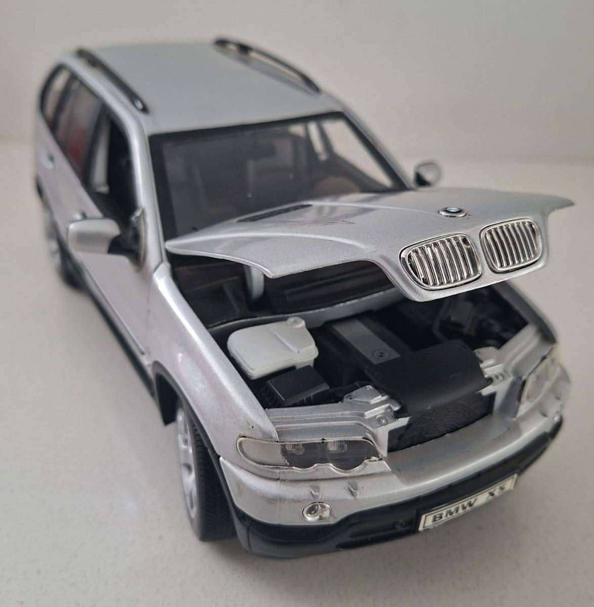 Old Welly 1/18 Scale BMW X5 Car