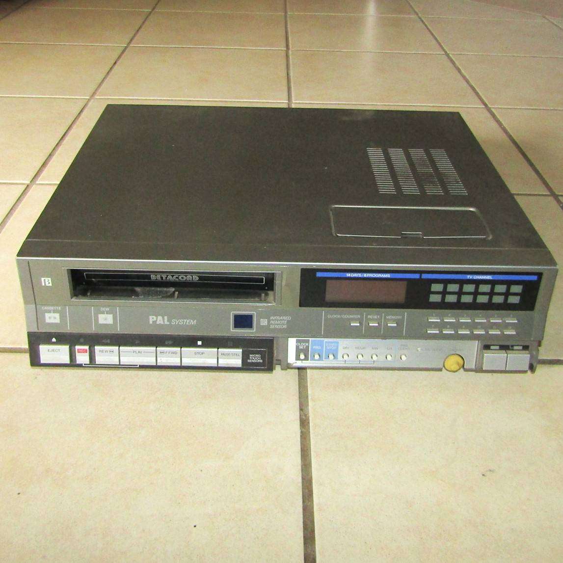 Vintage Sanyo Betamax VCR Video Cassette Recorder / Player
