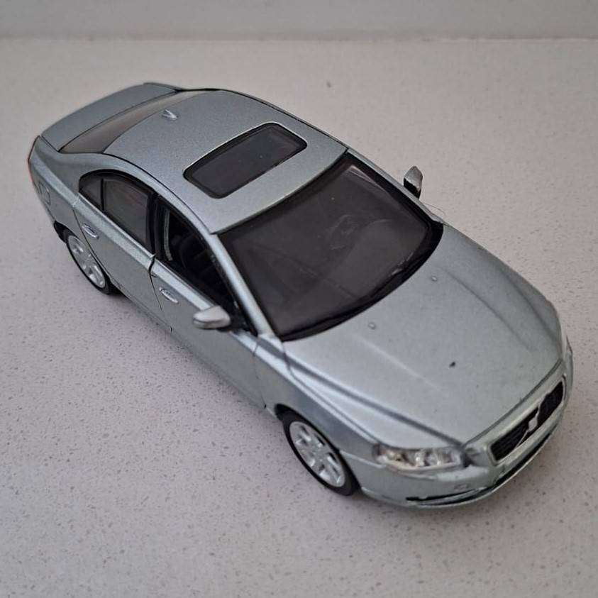 Old Volvo S80 1:32 Scale Car