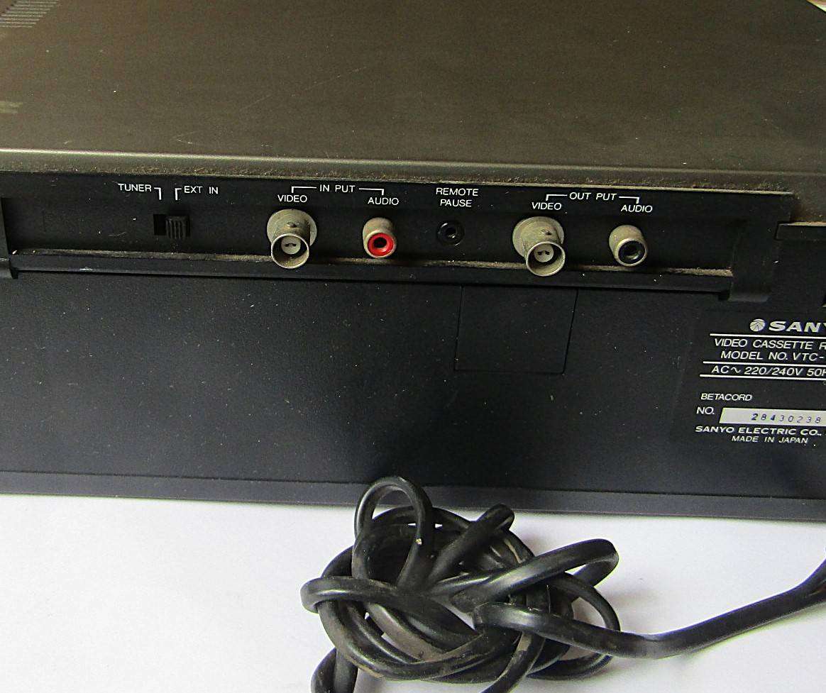 Vintage Sanyo Betamax VCR Video Cassette Recorder / Player