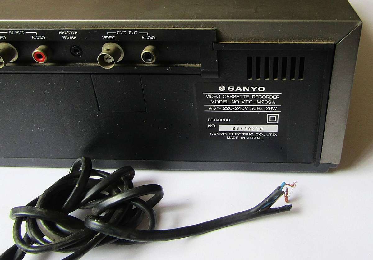 Vintage Sanyo Betamax VCR Video Cassette Recorder / Player