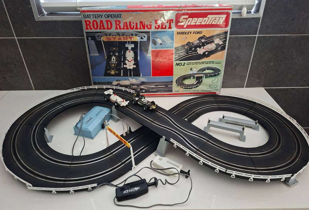 Vintage Speedtrax Slot Car Road Racing Set