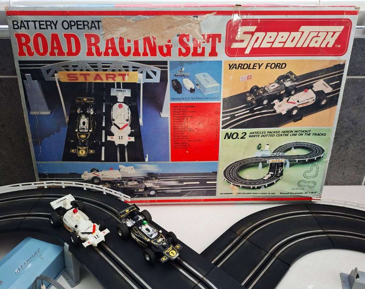 Vintage Speedtrax Slot Car Road Racing Set