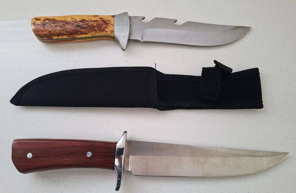 2 Hunting Knives