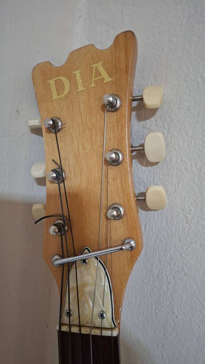 Aria Diamond vintage solid body electric guitar with mother of pearl strikeboard (1971-1972)