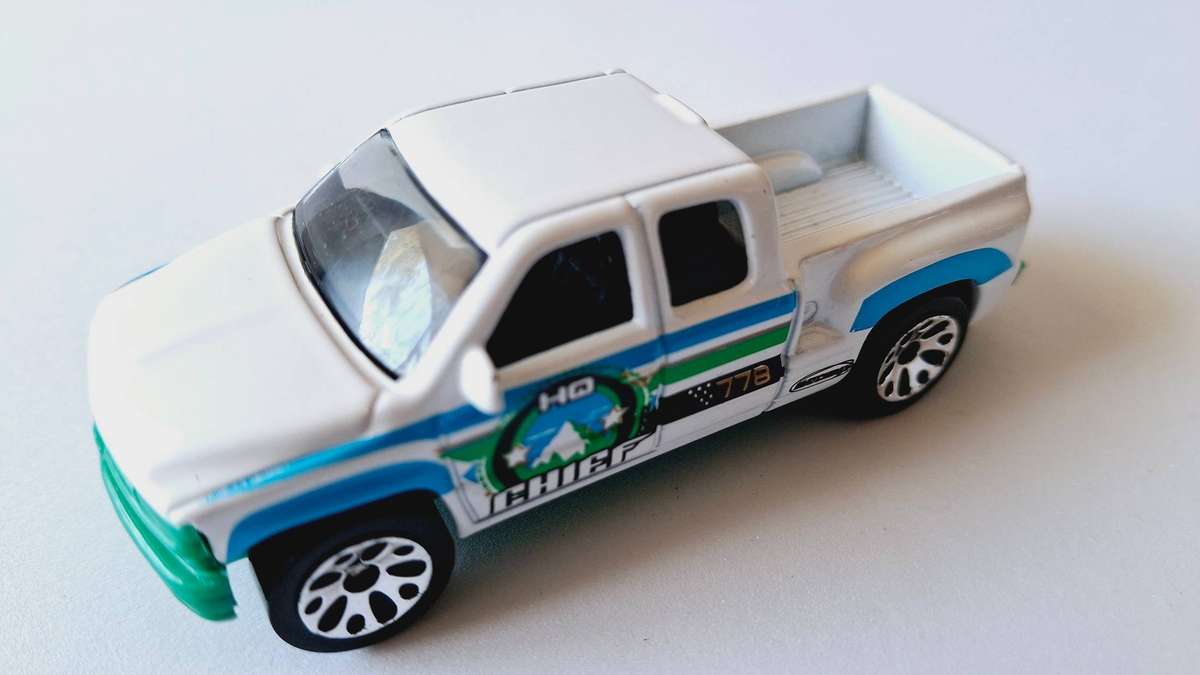 Matchbox Chevrolet Silverado 1999 -  Die Cast Model 1998 - WHITE